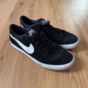 NIKE SUEDE SB BRUIN LOW